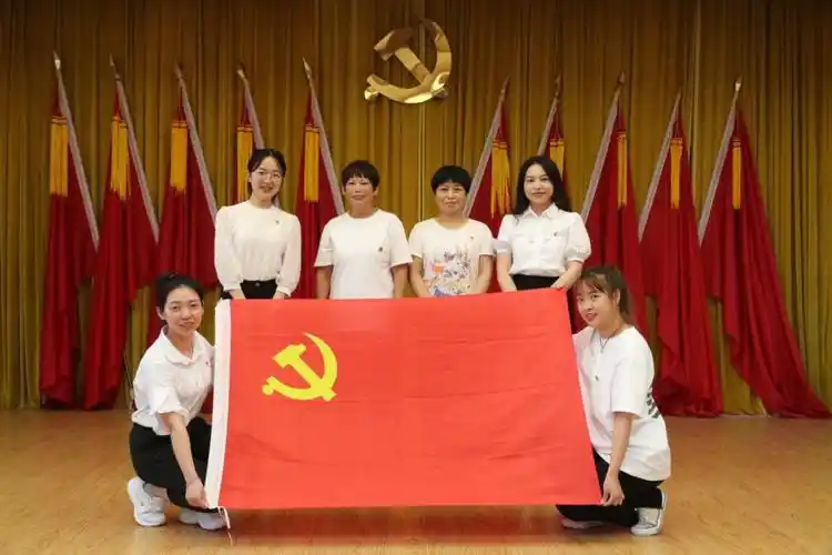 我与党旗合影党旗映初心百年传薪火