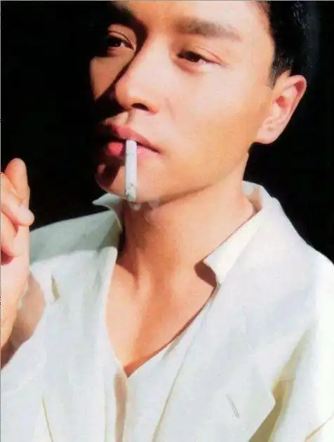 张国荣抽烟图片合集前两张成忧郁王子最后一张成为经典