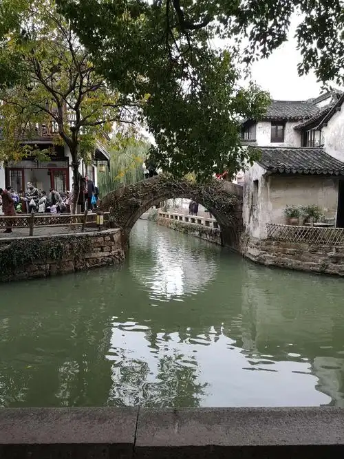 而这小桥流水人家,篱笆墙,倒影,鳞次栉比,粉墙黛瓦的江南水乡古镇真的