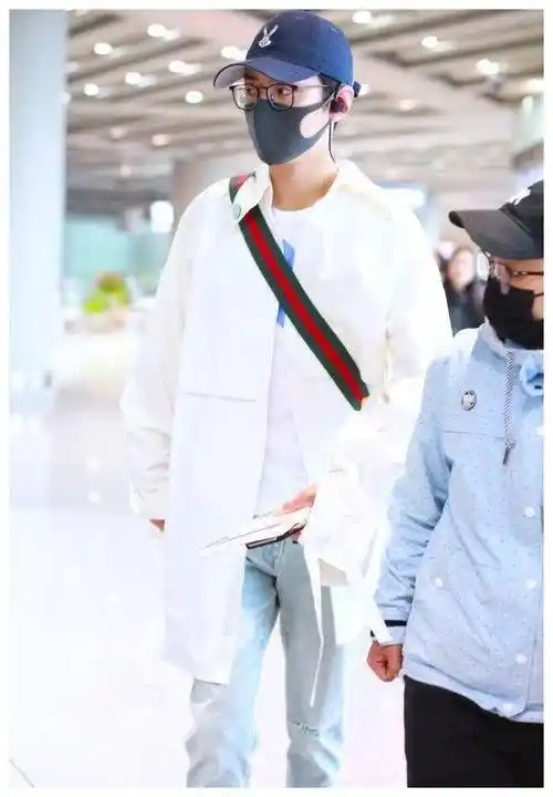 肖战这是什么男友穿搭白色连帽卫衣搭黑色运动装18岁实锤