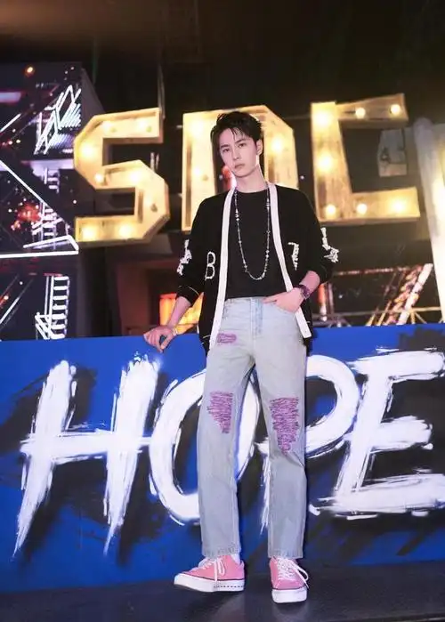 1,王一博打破"常规",穿西装配运动鞋亮相活动,造型简洁帅气