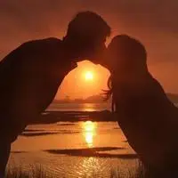 中国年轻情侣亲吻头像一对两张_微信头像图片大全