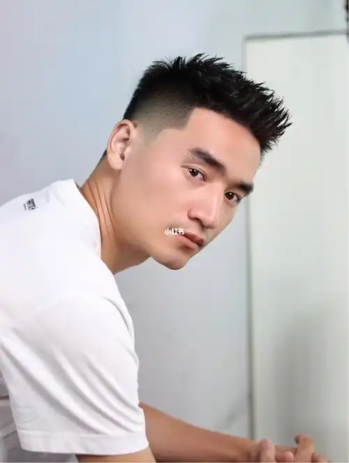 现在这款日常的造型最方便的飞机头最适合不过了真心好看精神还省事