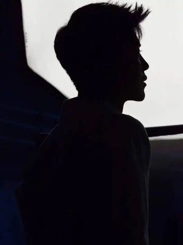 男星们的侧脸剪影,考验五官立体感的时候,你能认出你的爱豆吗