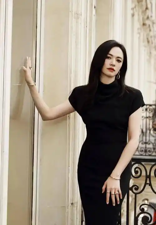 姚晨的这身短袖高领黑裙非常漂亮,衬得陶醉显得非常帅气!
