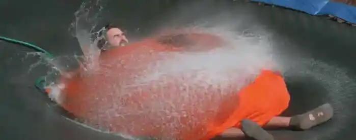 男子将放在肚子上的大气球充进水爆炸后看到男子的表情我笑了