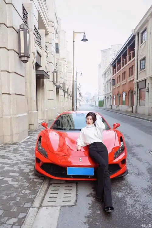 法拉利的跑车真惊艳到了我,美女相伴.
