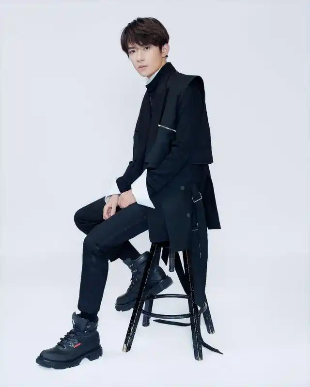 易烊千玺《朋友请听好》最新造型曝光一身黑look潮流有型 眸光深邃