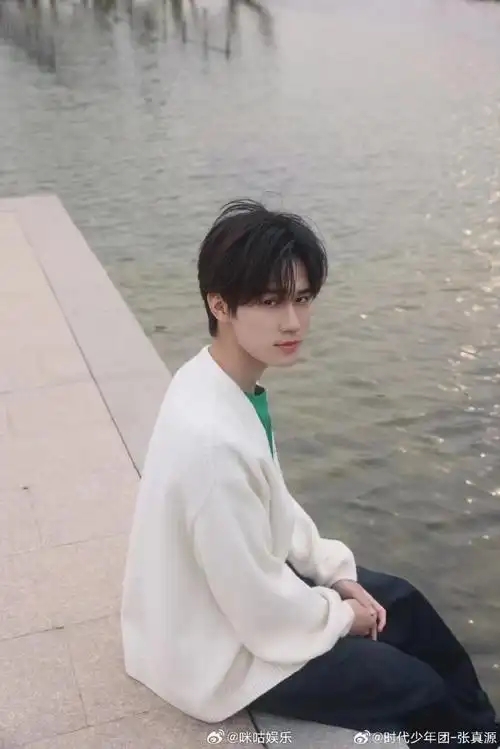春天想和帅哥一起去踏青98@时代少年团-张真源#张真源水边拍立得