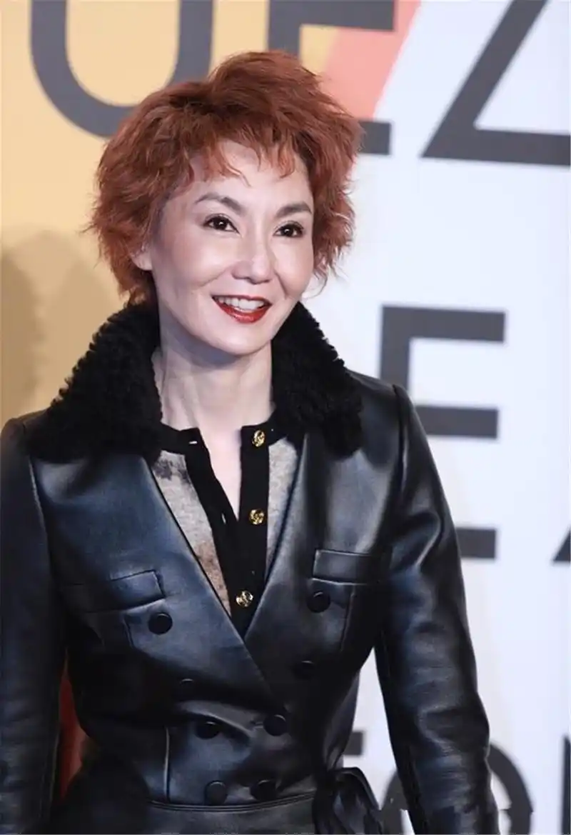 54岁张曼玉近照高雅气质依旧,橙色头发被吐槽,形象毁了大半