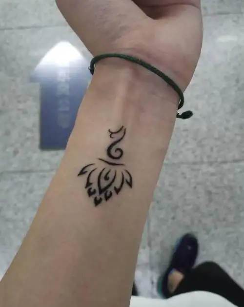 荷花纹身图片_手部纹身图案