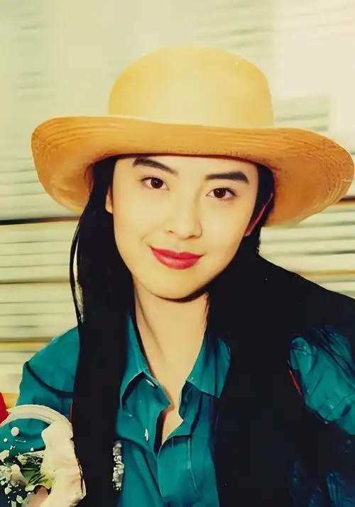 王祖贤戴着黄色帽子,长发飘飘,气质迷人优雅|衬衫|周慧敏|张曼玉|金曲