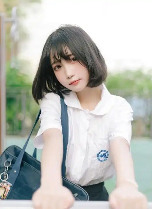 短发美女:校花学生,短裙写真_高清图集_新浪网