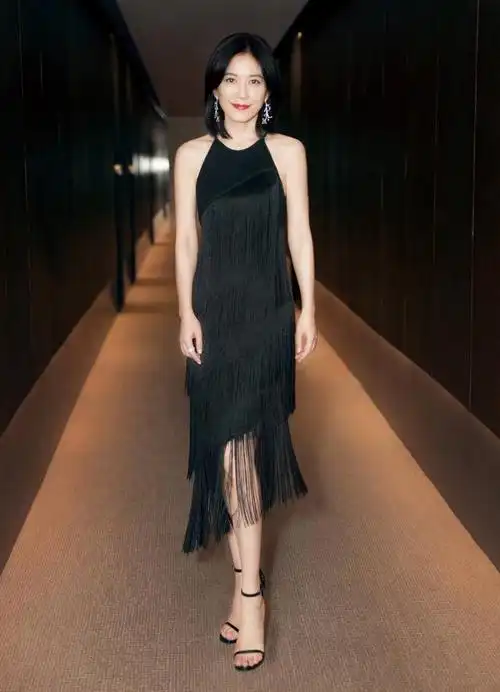 俞飞鸿真会穿衬衫塞进裤腰尖头靴配同色裤穿出超模腿