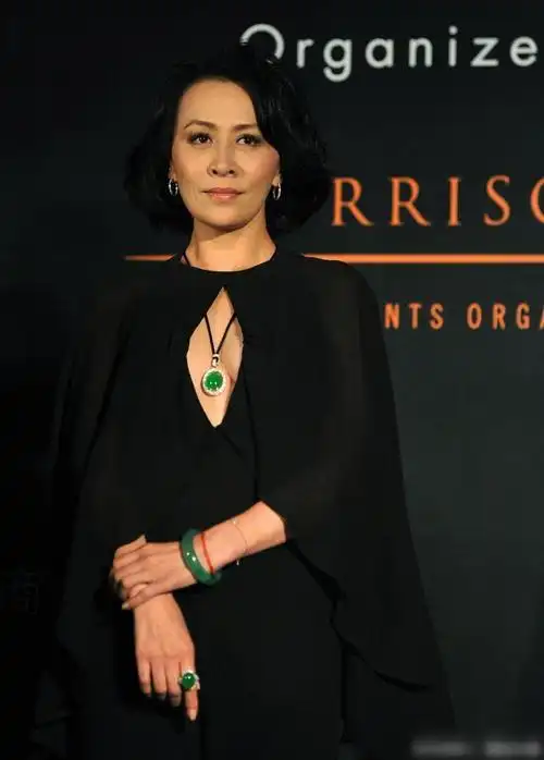 大姐大刘嘉玲遇上翡翠首饰,尽显霸气,气势逼人!