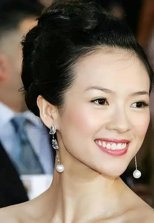 章子怡素颜后竟然普通如此?眉毛淡脸发黄,但气质犹在,令人惊叹