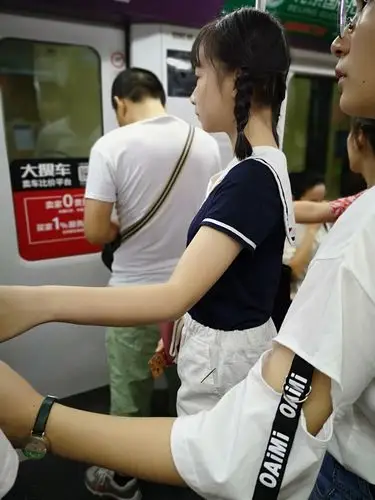 搭乘地铁的少女