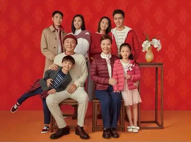 周冬雨和赵薇竟输在了中式全家福看卡戴珊一家老小和王室技巧躺