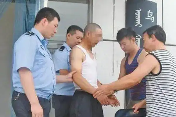 莫磊过肩龙图片向他人展示自己的过肩龙