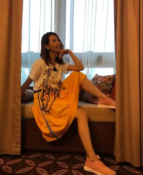 46岁三胎妈妈蔡少芬,中年穿旗袍不输当年,气质身材都有了_白色_紧身