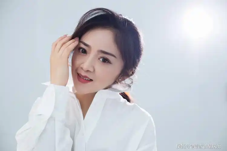 女,汉族,出生于山西省吕梁市临县;现为吕梁市民间艺术团青年舞剧导演