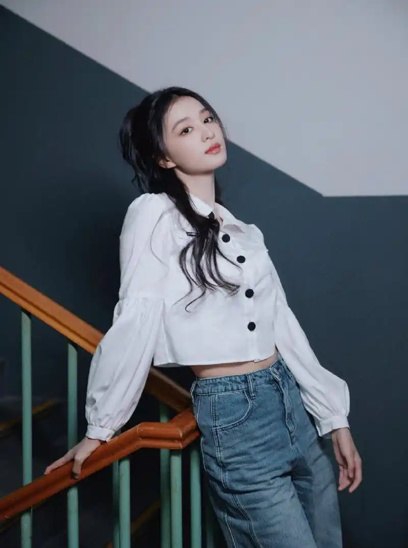 星闻#  王楚然白衣牛仔裤穿搭. 漂亮之余尽显自信.