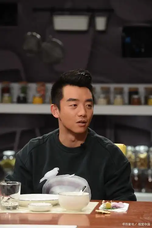 库克与郑恺意外相遇于外滩,网友热议纷纷