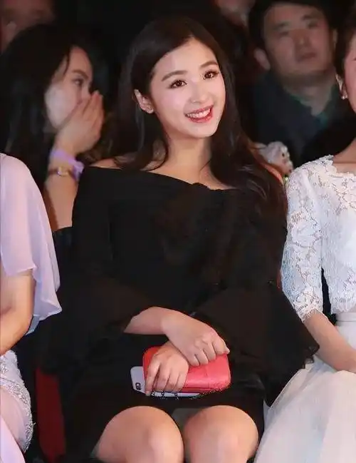 刘德华拍完戏已是深夜了,他给助理打电话:你去把张含韵带到我酒店房间