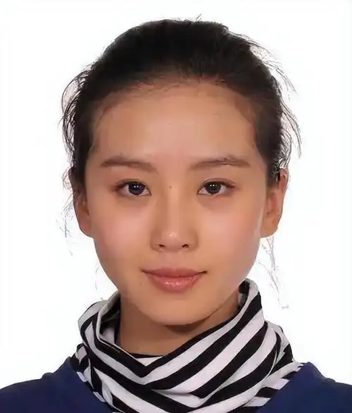 刘诗诗的素颜皮肤黄,眼袋重,但是放在普通人里面还是很难追赶的五官和