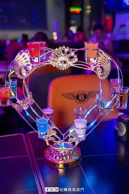 也可以点上一份幸福摩天轮鸡尾酒,迷离的灯光闪耀在色泽缤纷的鸡尾酒