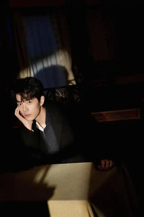 肖战米兰时装周#身穿gucci黑色大衣的全球代言人@x玖少年团肖战ayy