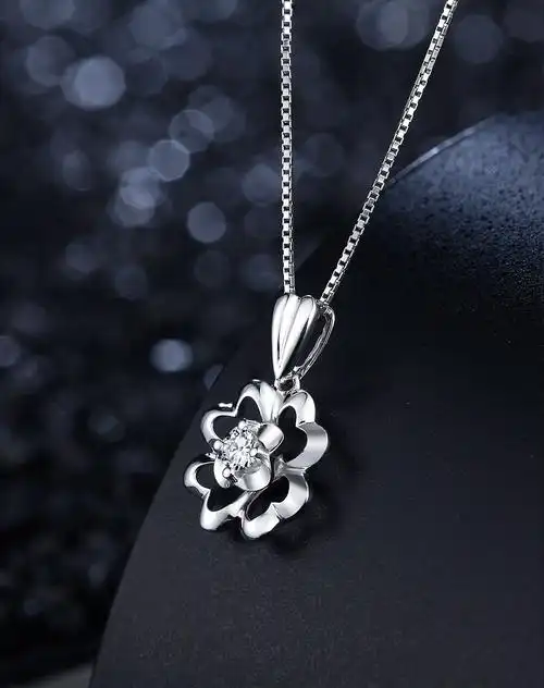 周六福白18k金四叶草钻石吊坠