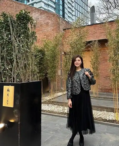 郑子可晚上追张学友北京演唱会第二天一大早主持朝闻天下