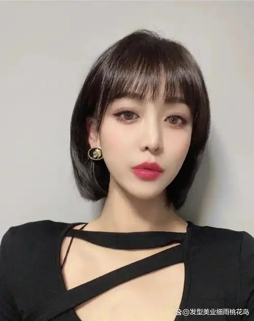 漫画刘海的短发,干净清爽,可甜可盐,不仅可以很好的修饰脸型,还能让你