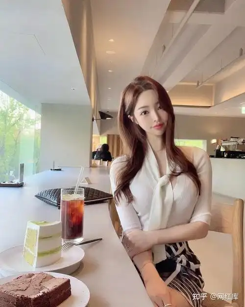 韩国爆乳网红美女蝴蝶背后的紧实翘臀也超诱惑