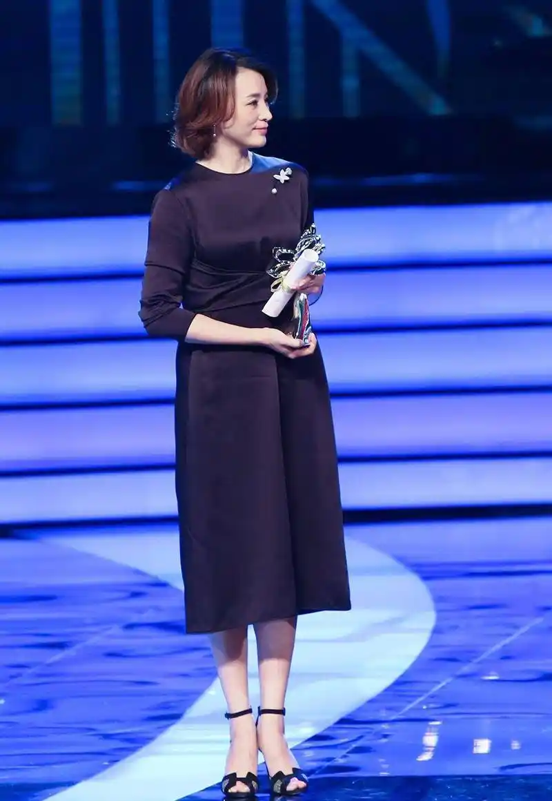 "董卿"又在穿搭上做减法,黑色连衣裙配波波头,高级感轻而易举