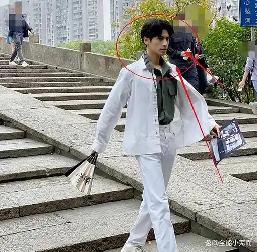 他与鞠婧祎都有一个共同的习惯,那就是喜欢穿增高鞋.并且.