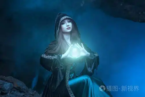 女巫与魔球在她的手中引起精神