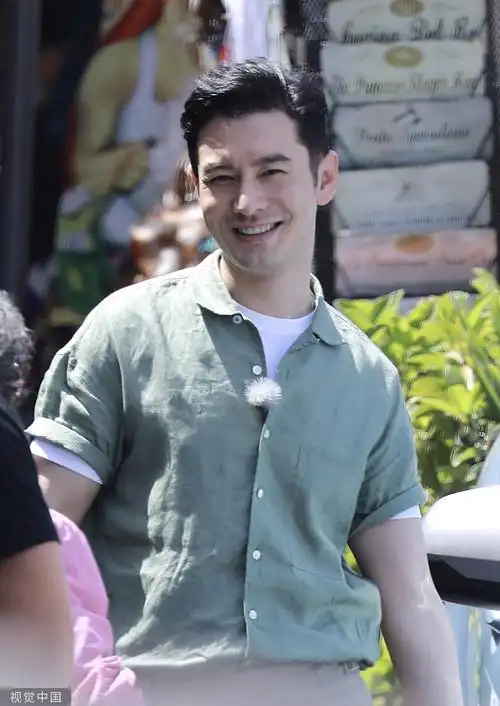 黄晓明护送老奶奶搭车也太温柔了!