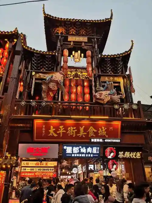 长沙好玩的旅游景点推荐  橘子洲 橘子洲,位于长沙市区的湘江江心,西