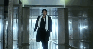 求张润发赌神出场的动态图 还有周星驰 食神 穿短裤走路 的动态图