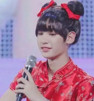 各路流量小生争奇斗艳看到蔡徐坤女装后网友爱情的感觉