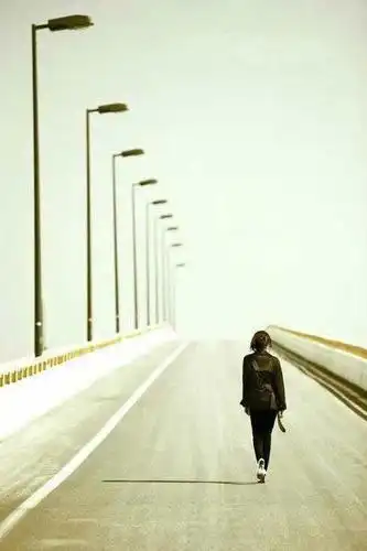 引人遐想的女生唯美背影图片