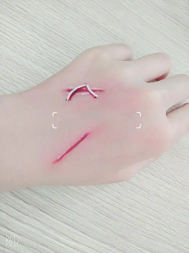 伤口画法|教程 1.用红笔浅画,用棉签晕开 2.红笔加重 3.