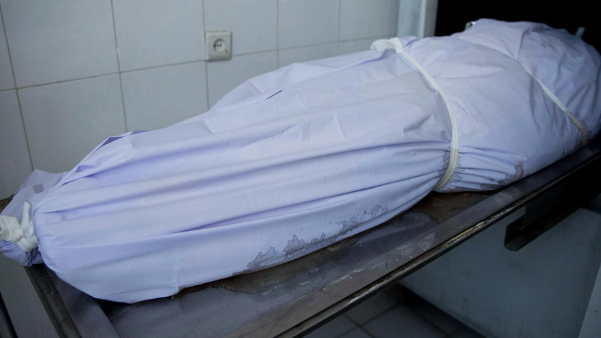 图为被烧死女孩的遗体.