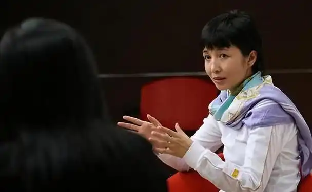 和晶才是人生赢家,曾是电视台当家女主持,今51岁成亿万富婆!