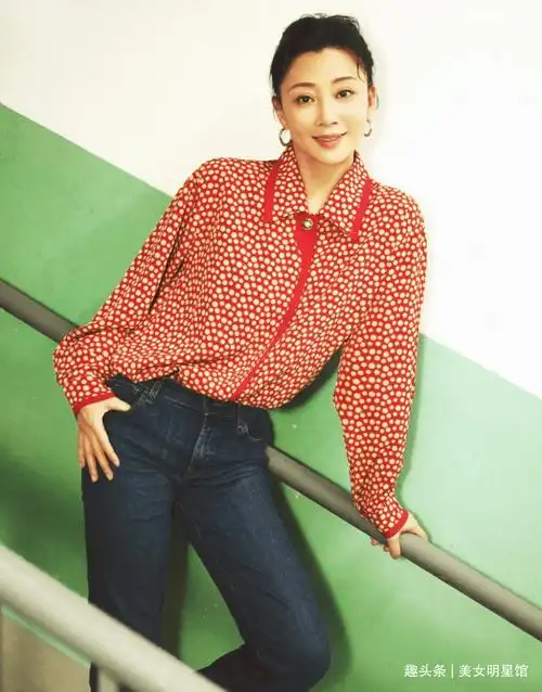 殷桃,1979年8月出生于重庆市,我们内地女演员,毕业于我们人民解放军