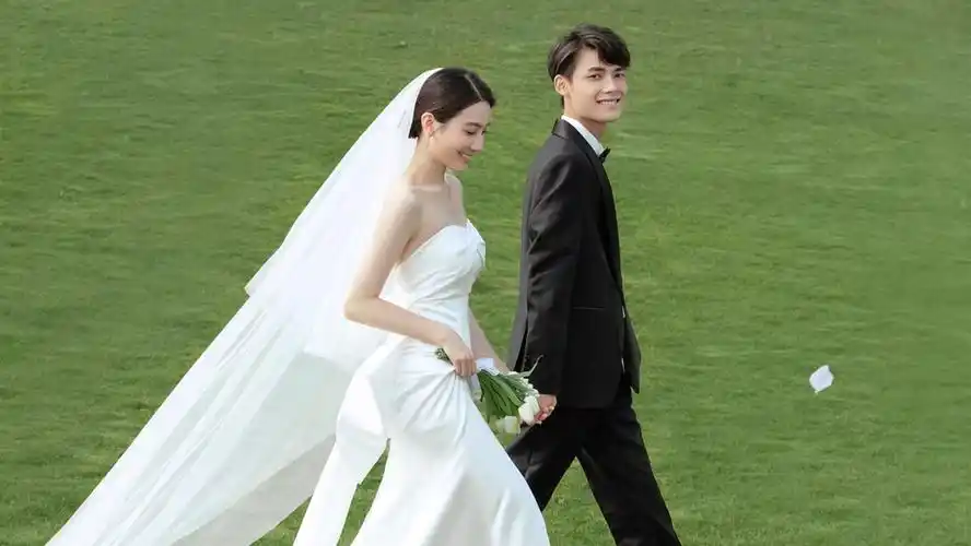 现在的小情侣拍婚纱照也太卷了吧