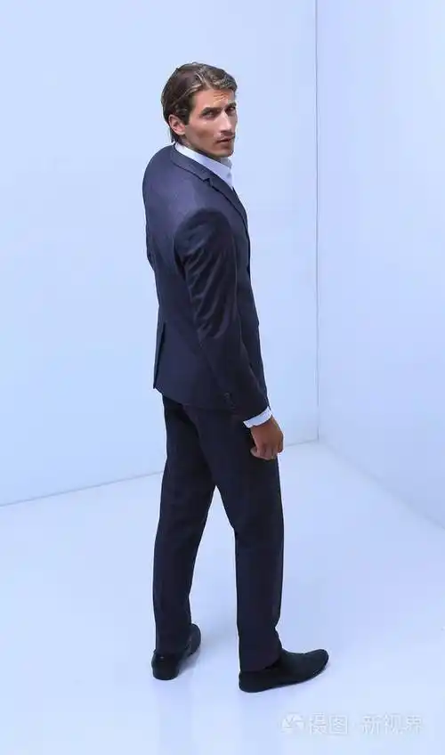 严肃的生意人站立在角落