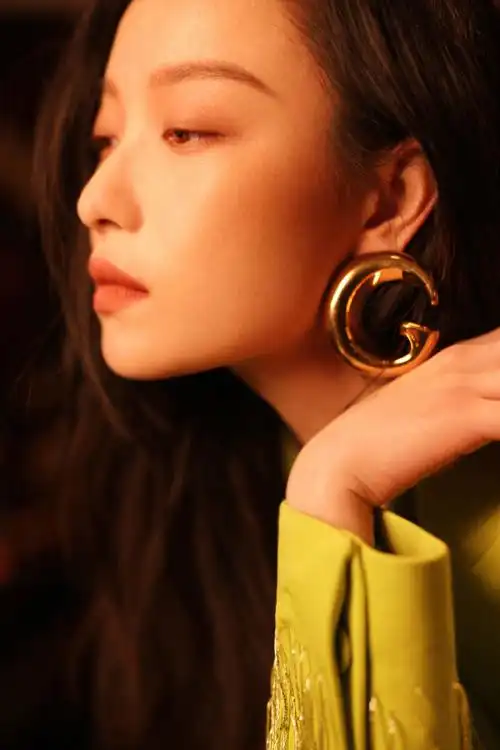 倪妮复古红绿撞色造型